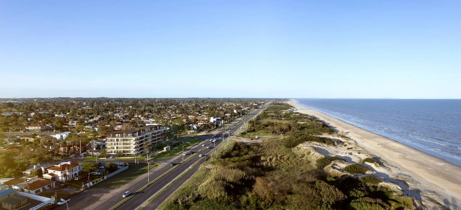 Vista aérea de la rambla de Ciudad de la Costa, con las dunas y el Río de la Plata