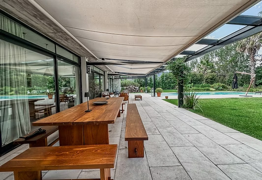 Terraza exterior con piscina